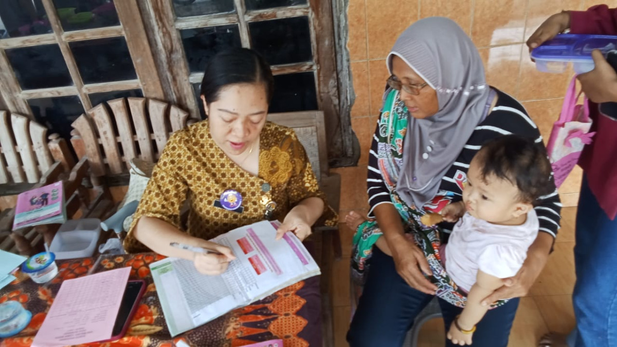 konsultasi kesehatan anak oleh ibu bidan desa