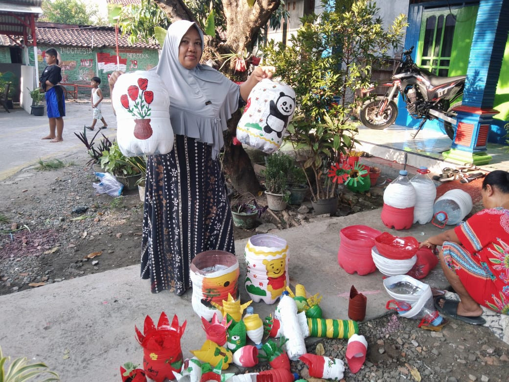 Pembuatan ECO Breek dari daur ulang untuk pot tanaman toga