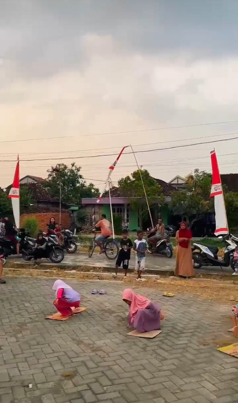 lomba berputer-putar dengan kardus