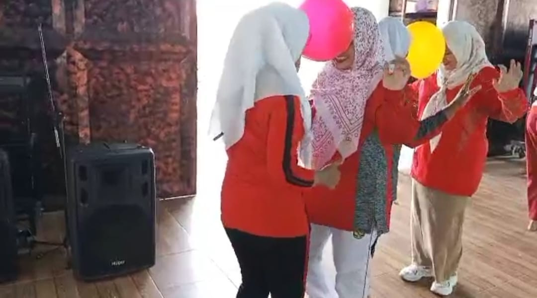 kader pkk kegiatan lomba goyang balon dalam rangka HUT RI Ke 80