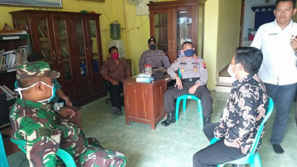 Safari Kamtibmas Kapolsek Karangtengah Himbau Warga Dukun Cegah Corona