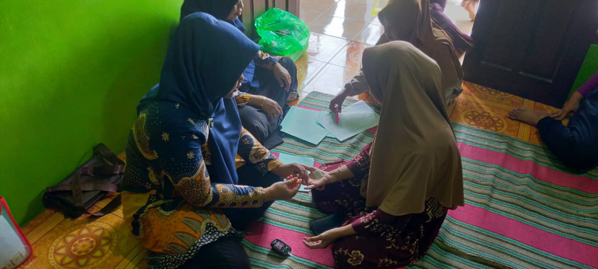 Cek kadar Gula Darah pada peserta yang hadir