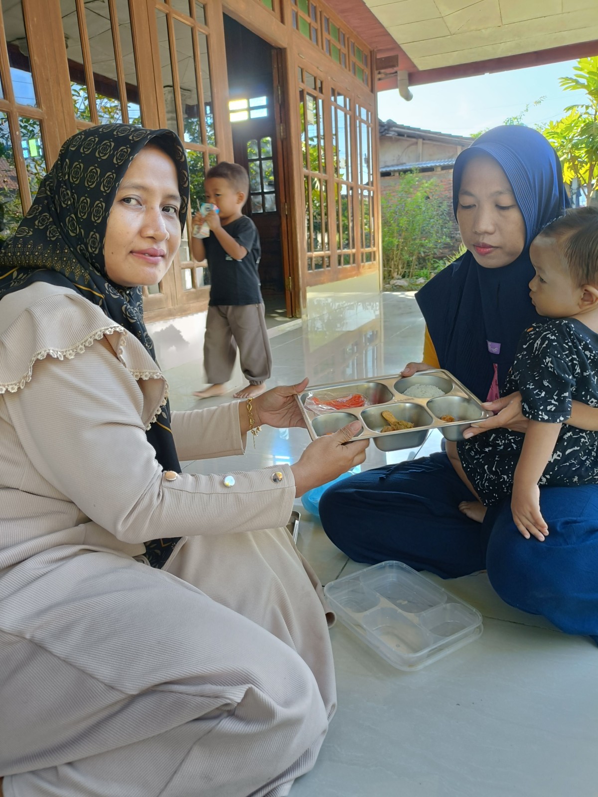Pendistribusian MBG 3B kepada balita