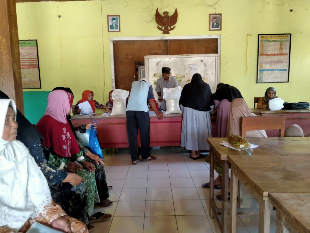 Pemberian bantuan pangan(beras)