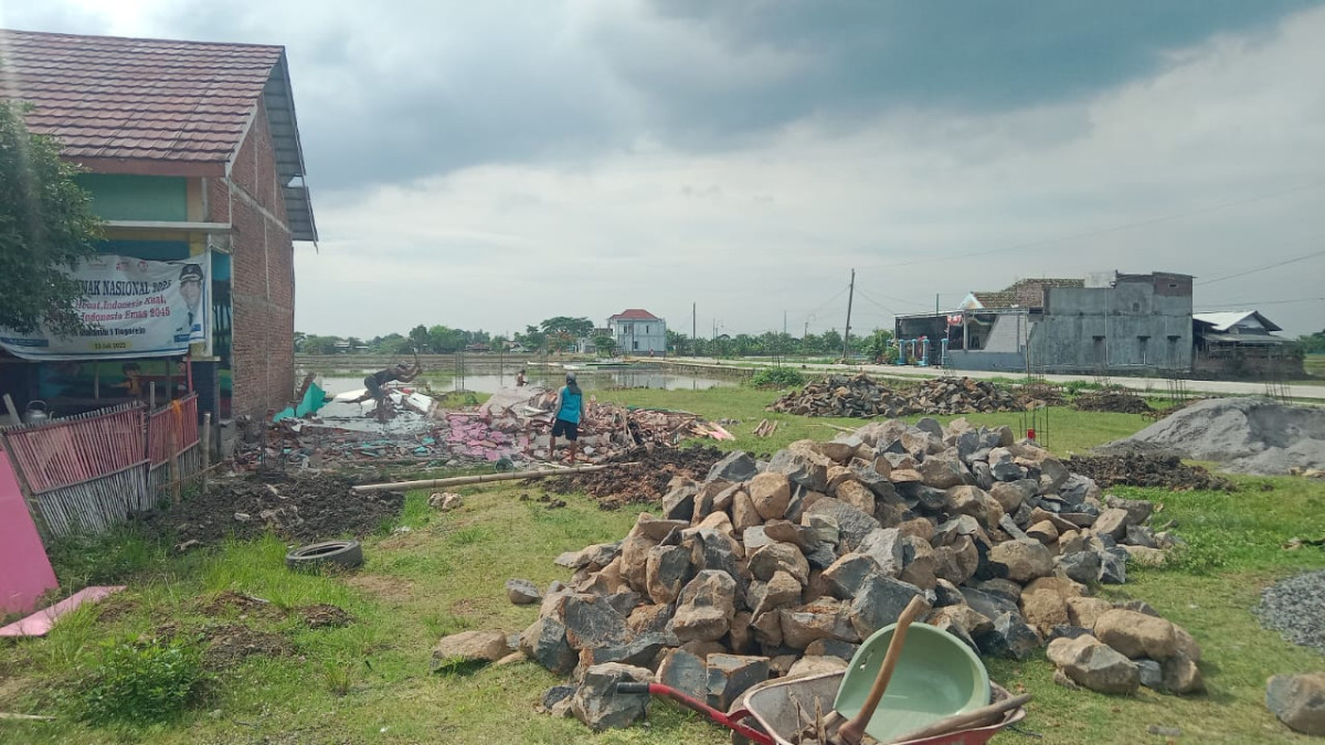 Pembuatan gedung koperasi merah putih