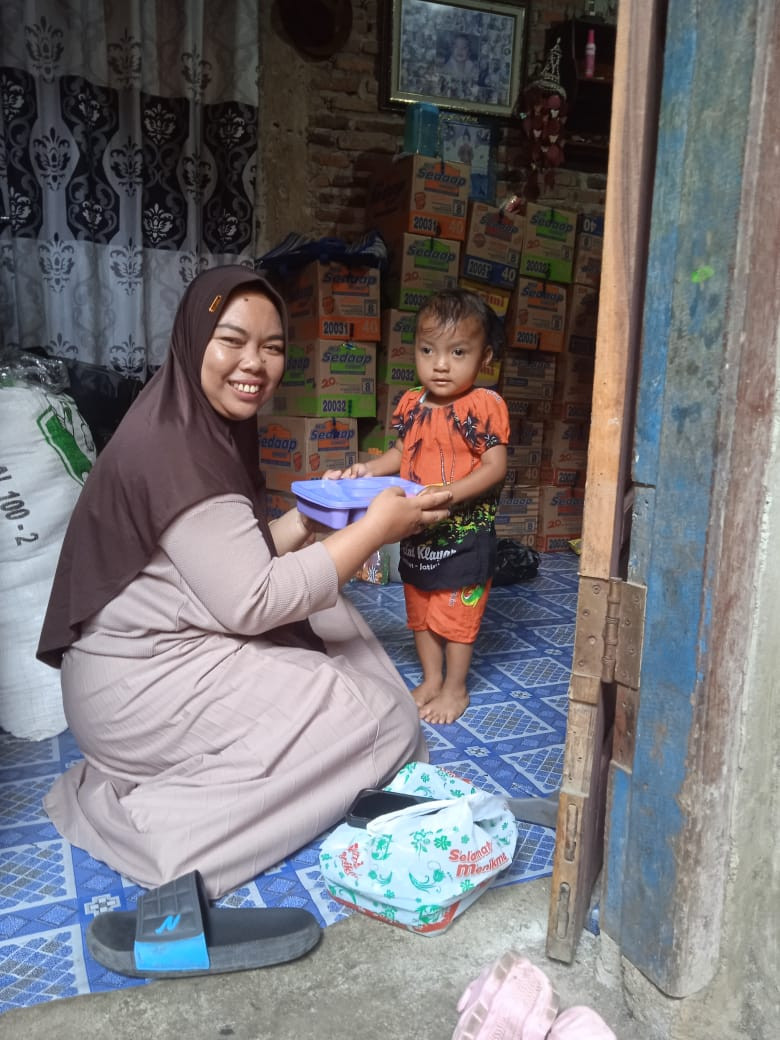 pemberian PMT kepada Baduta Beresiko Stunting Program Genting Kecamatan Gajah
