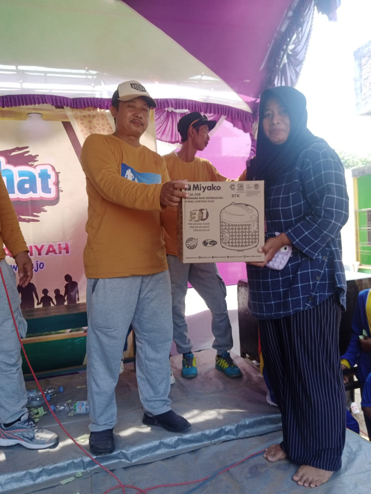 Jalan Sehat MI Raudlatul Islamiyah Bersama Warga Desa Purworejo