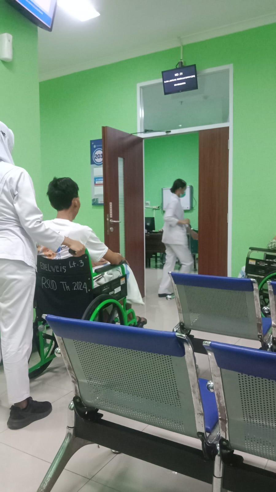 mengantar warga ke RS umum