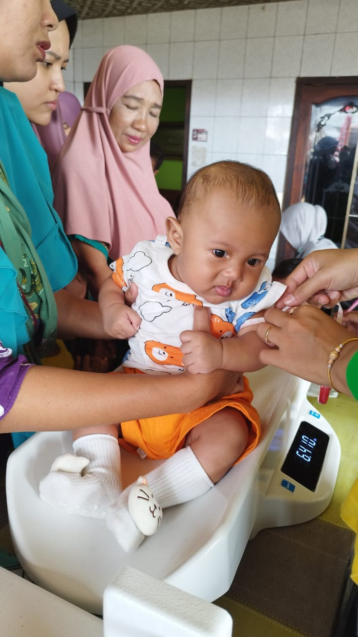 penimbangan bayi dipodyandu pos 3