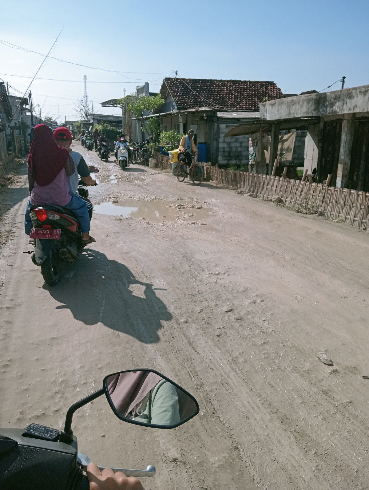 hati-hati jalan Licin