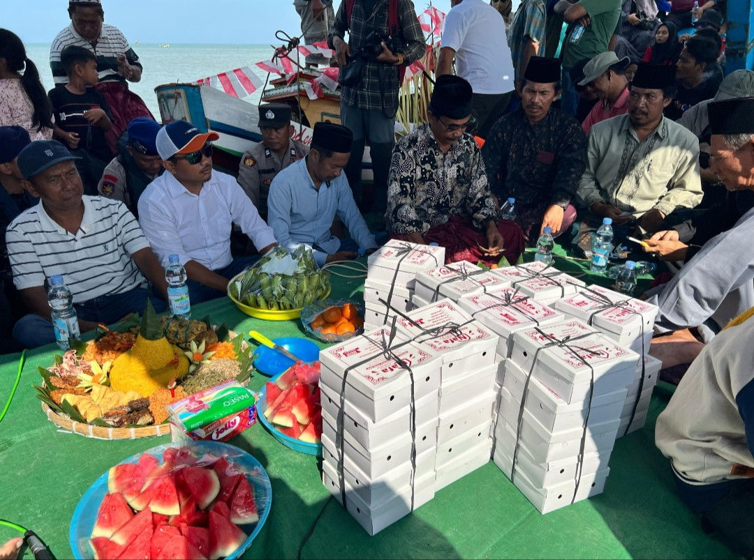 bareng bareng tasyakuran di tengah Laut