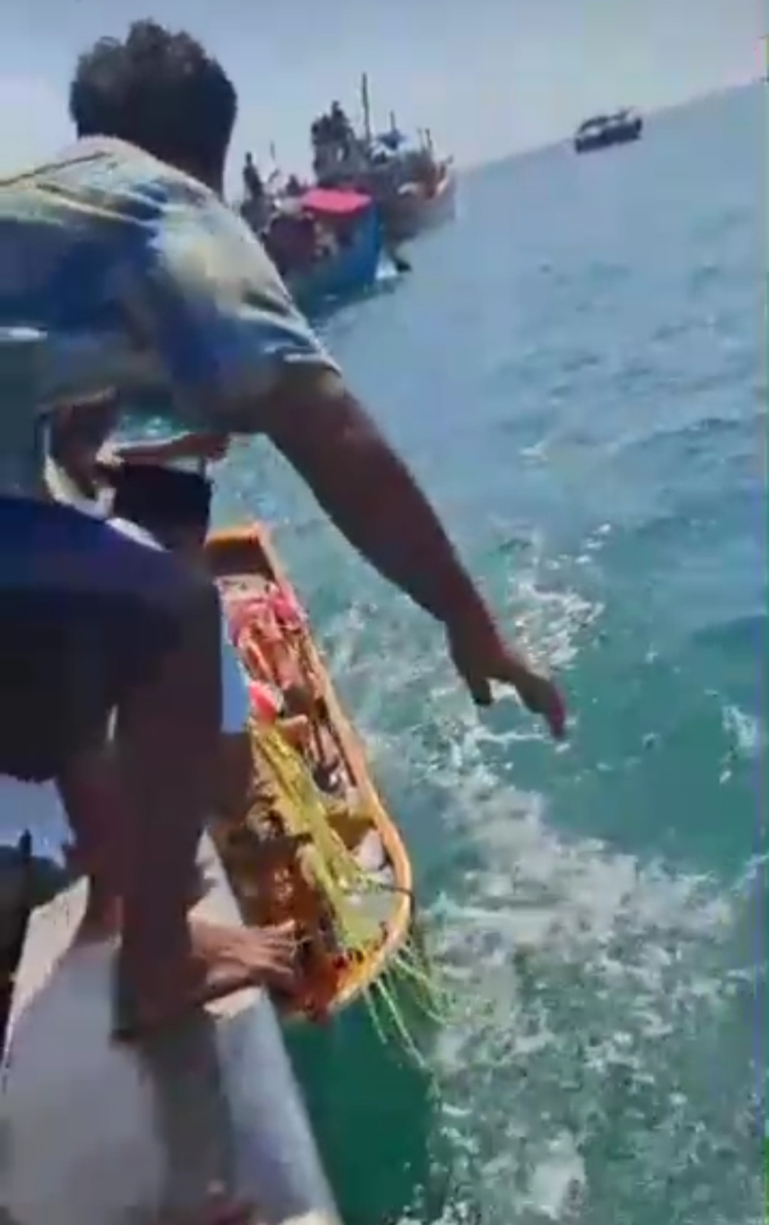 pelepasan tumpeng ke Laut