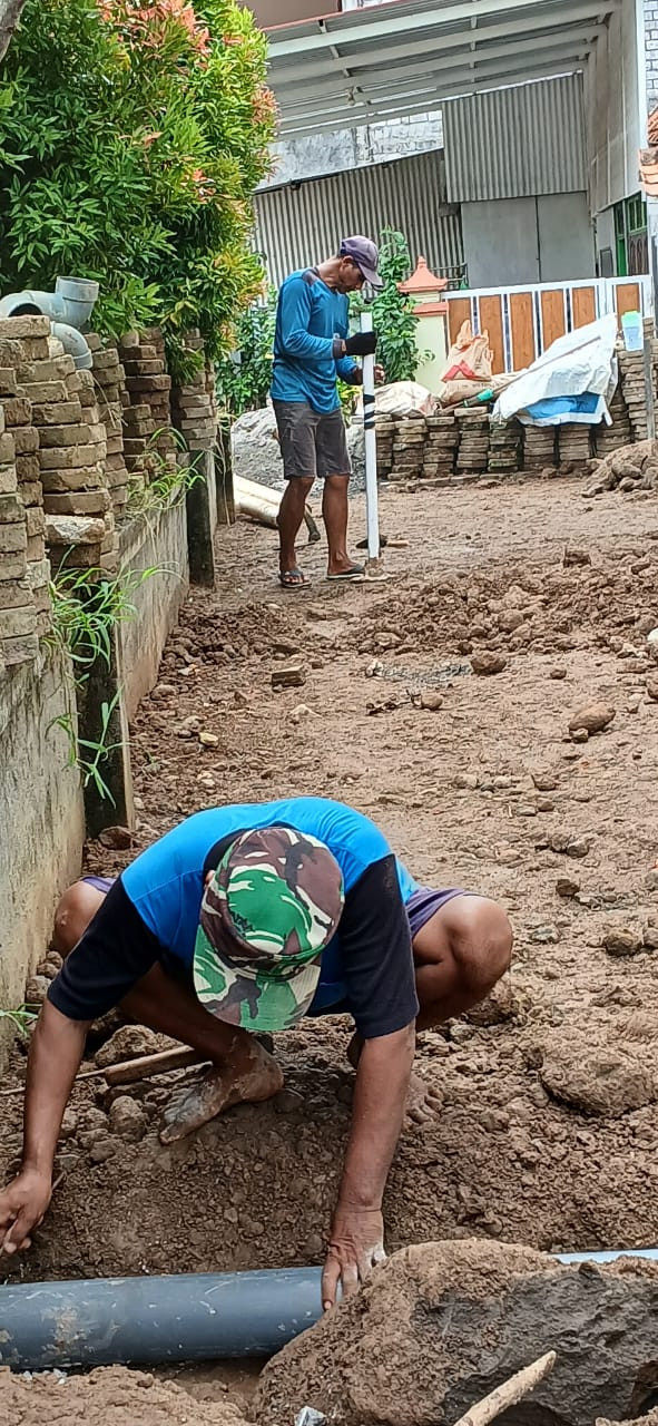 pembuatan saluran untuk air pasang dan hujan