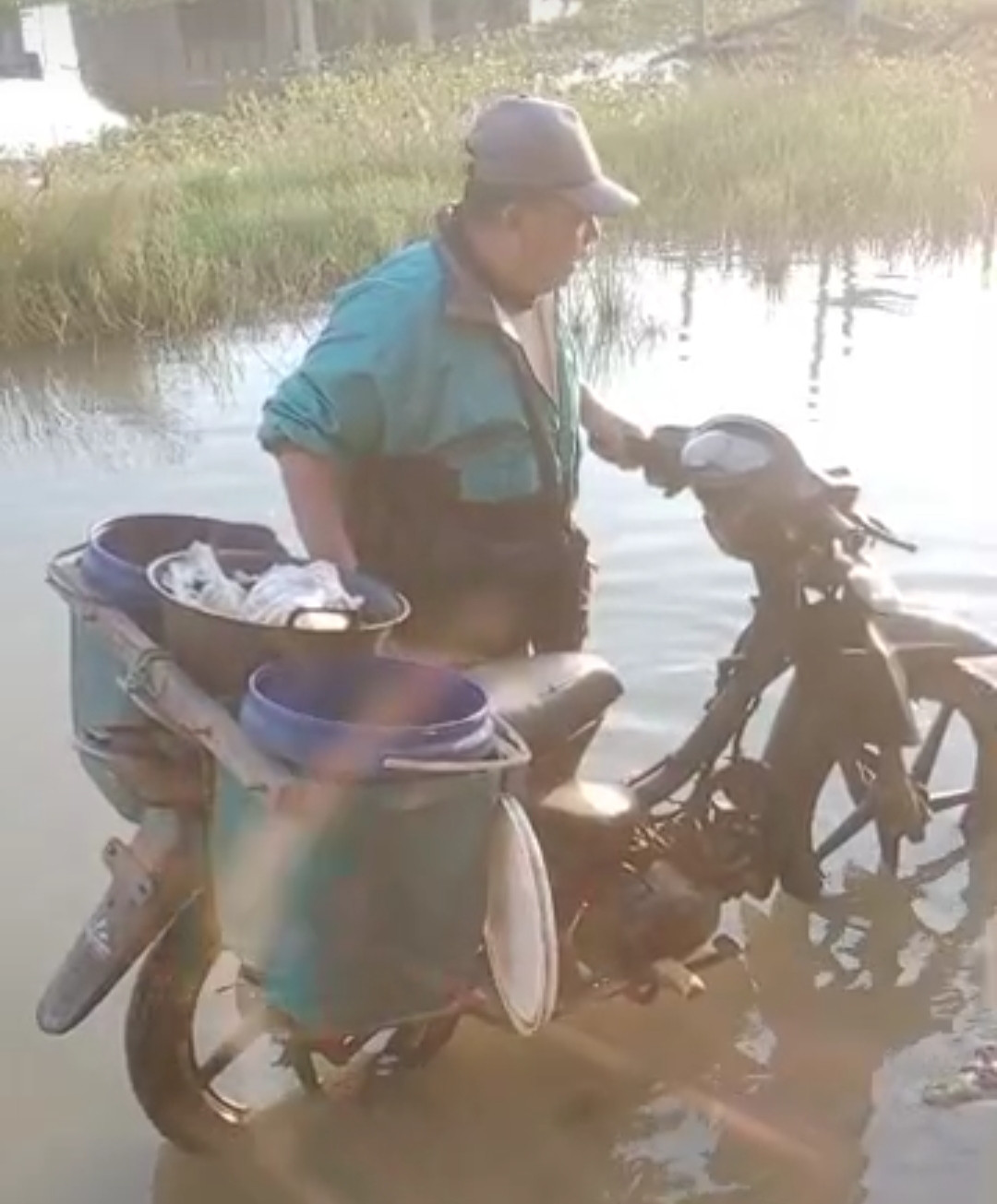 pedagang ikan keliling kejebak air pasang