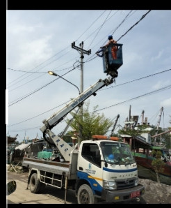 memperbaiki lampu penerang jalan
