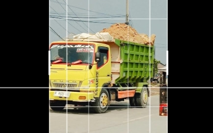 puluhan truk muatan Padas lewat