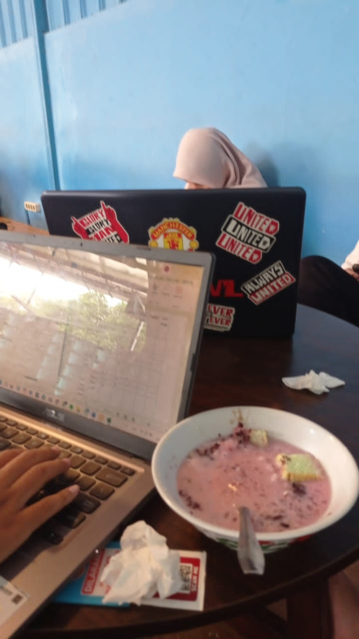 menunggu warga sambil makan