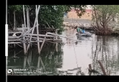 jaring di pinggir sungai