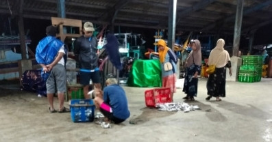 menunggu nelayan pulang