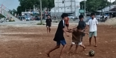 memanfaatkan lapangan yg ada