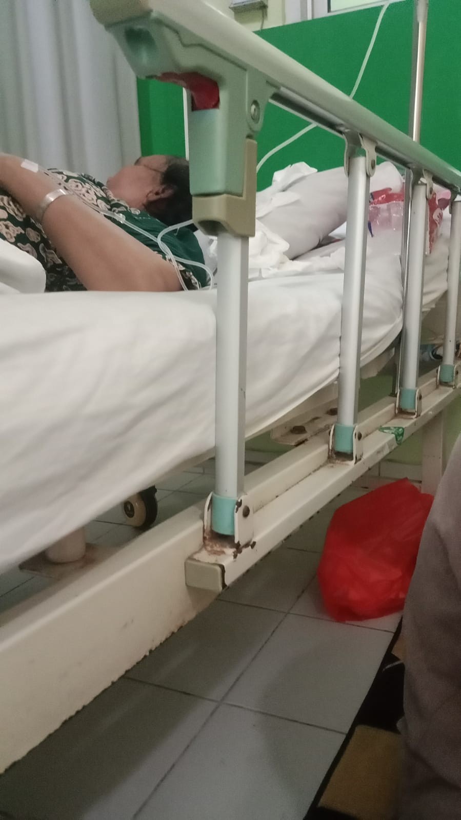 Bezuk anggota warga RT yang sedang sakit