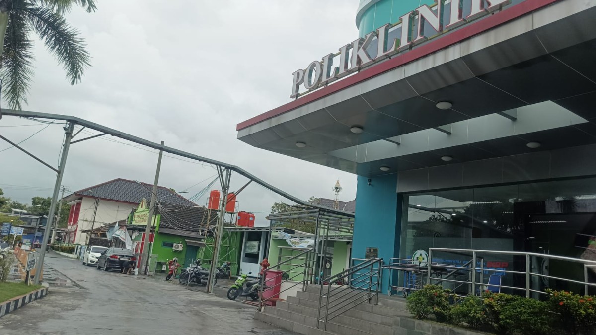 mengantar  warga yang sedang sakit dengan mobil siaga