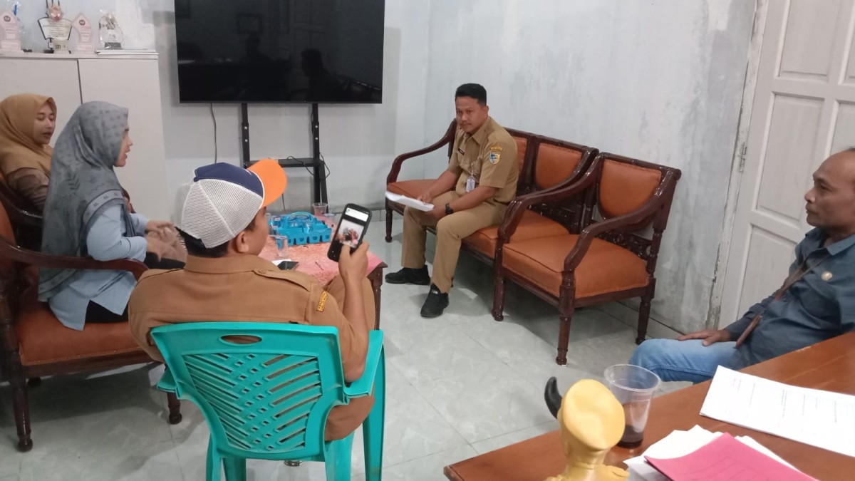 kedatangan tamu dari dinpermades untuk memantau bantuan gubernur