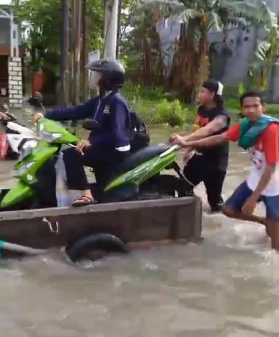 kisah sedih dan gembira disaat jalan raya tergenang air