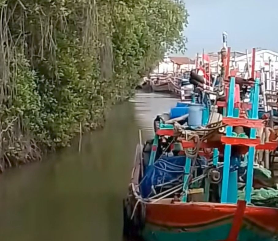 para nelayan pada libur karena ombak besar