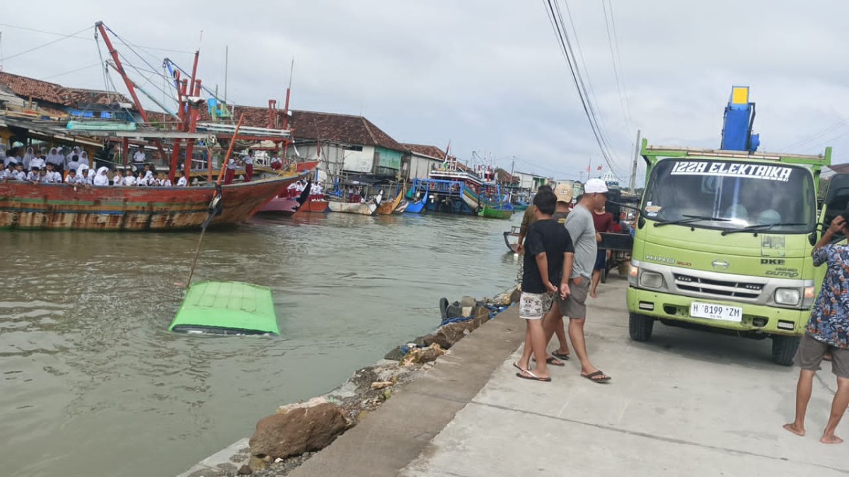 pengangkatan mobil angkutan masuk ke sungai