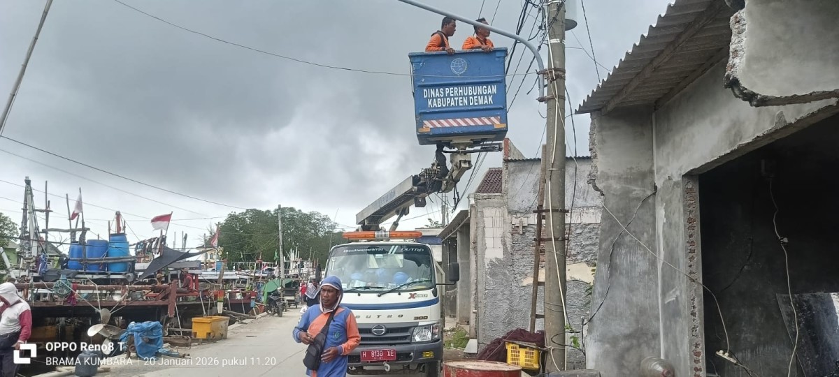 perbaikan lampu penerangan umum untuk kelancaran aktifitas warga