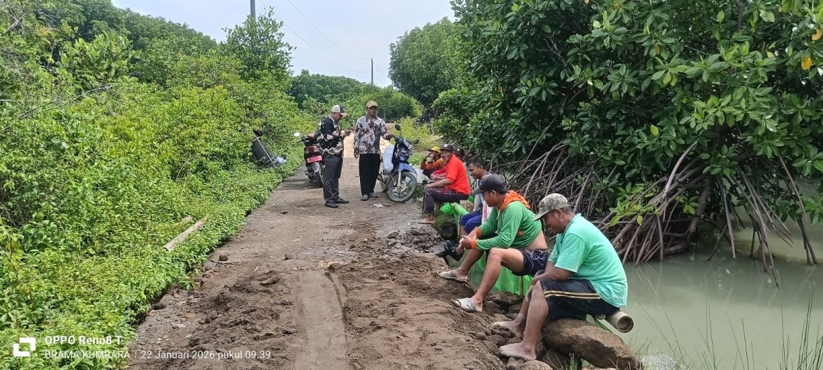 swadaya masyarakat demi perbaikan jalan