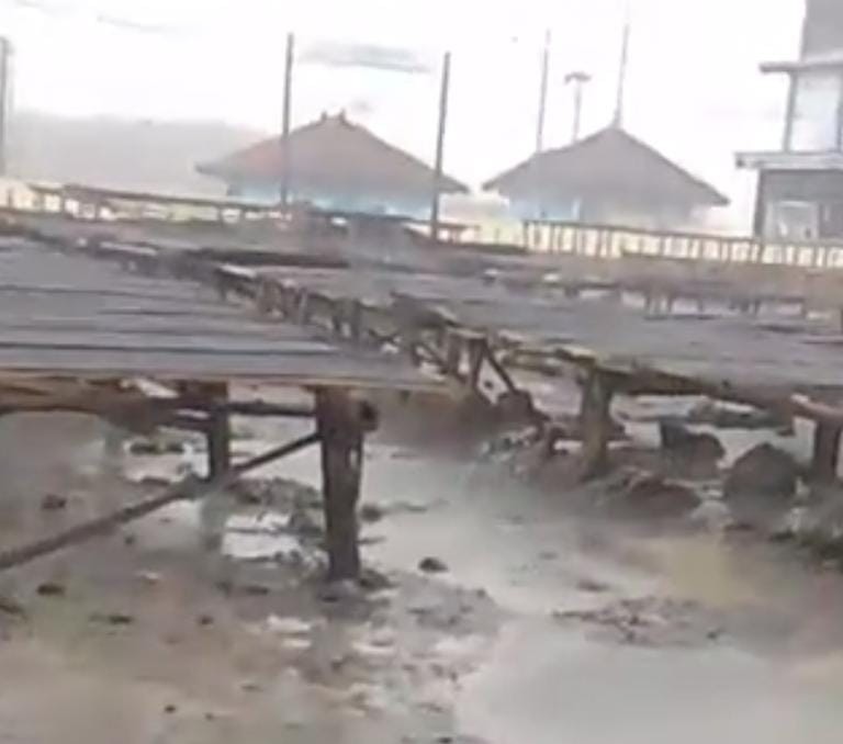 Tempat penjemuran ikan masih sepi menunggu para nelayan melaut