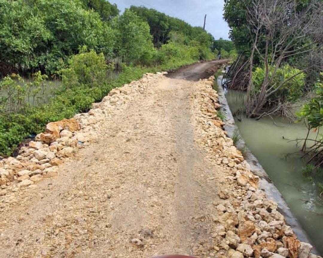 penggurukan atau pengerasan jalan hasil swadaya