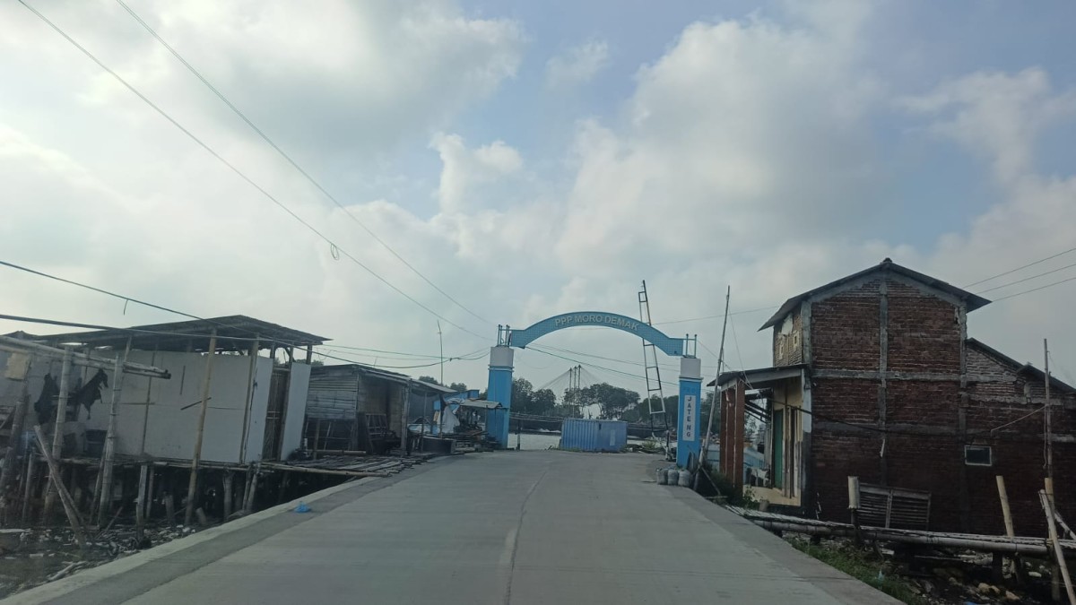 gapura masuk pelabuhan muarademak menjelang sore hari