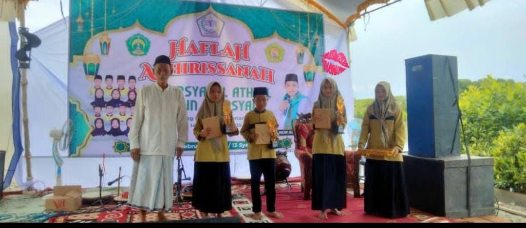 Pemberian hadiah bagi yang berperestasi di madin tambak malang