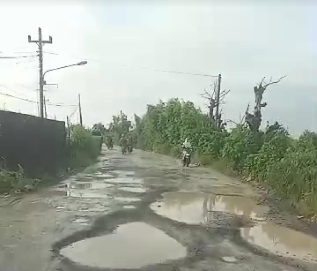 Jalan raya berlubang dan seperti lumpur mohon berhati-hati