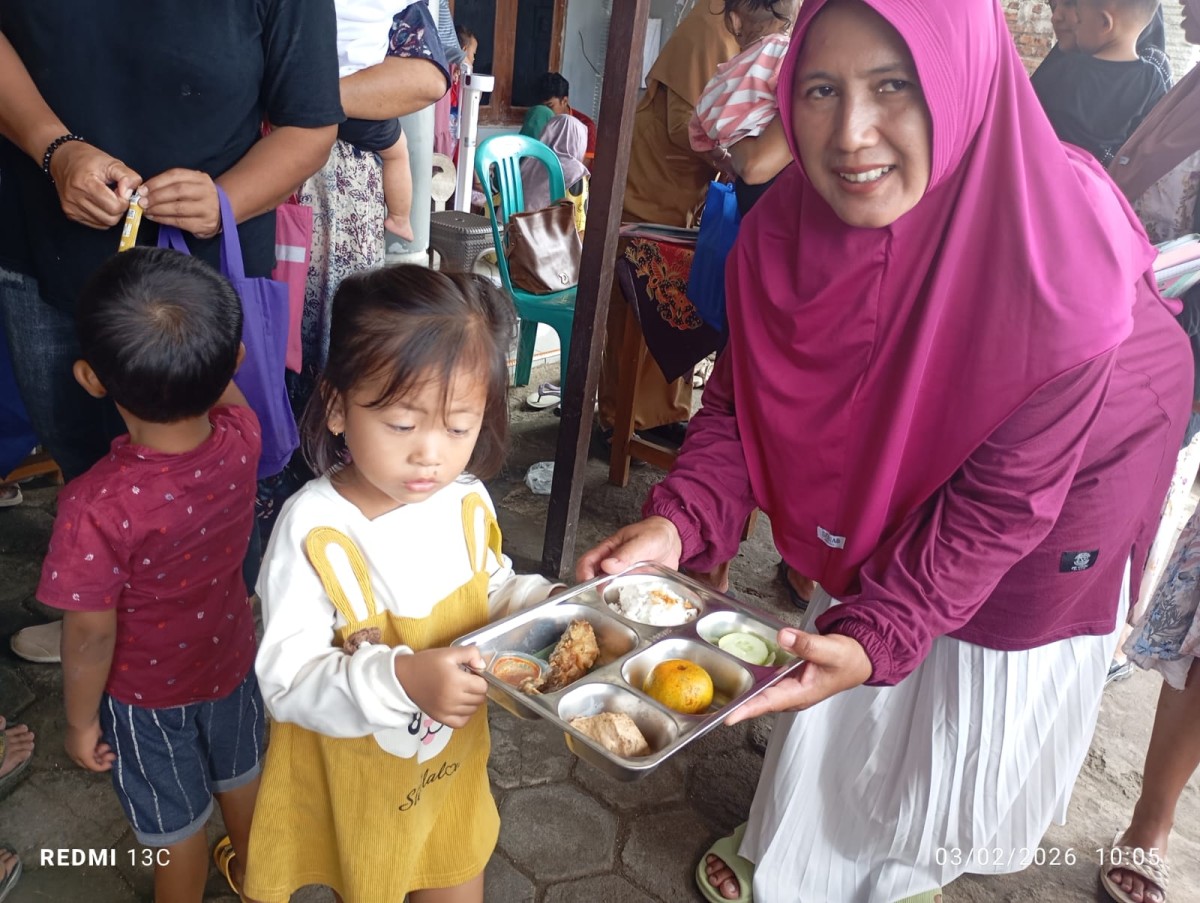 Pembagian MBG bagi balita pada acara posyandu