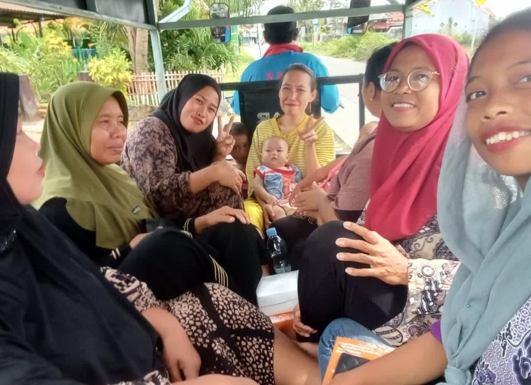 Asyiknya naik tosa untuk menuju Puskesmas guna ikut MKJP