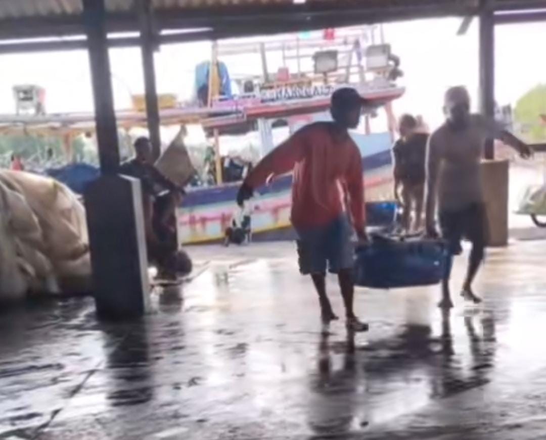 Hasil tangkapan nelayan menurun karena cuaca mendung dan angin yang kencang