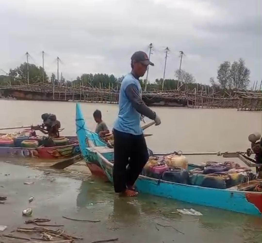 Para nelayan kecil berlabuh di pelabuhan untuk membeli BBM