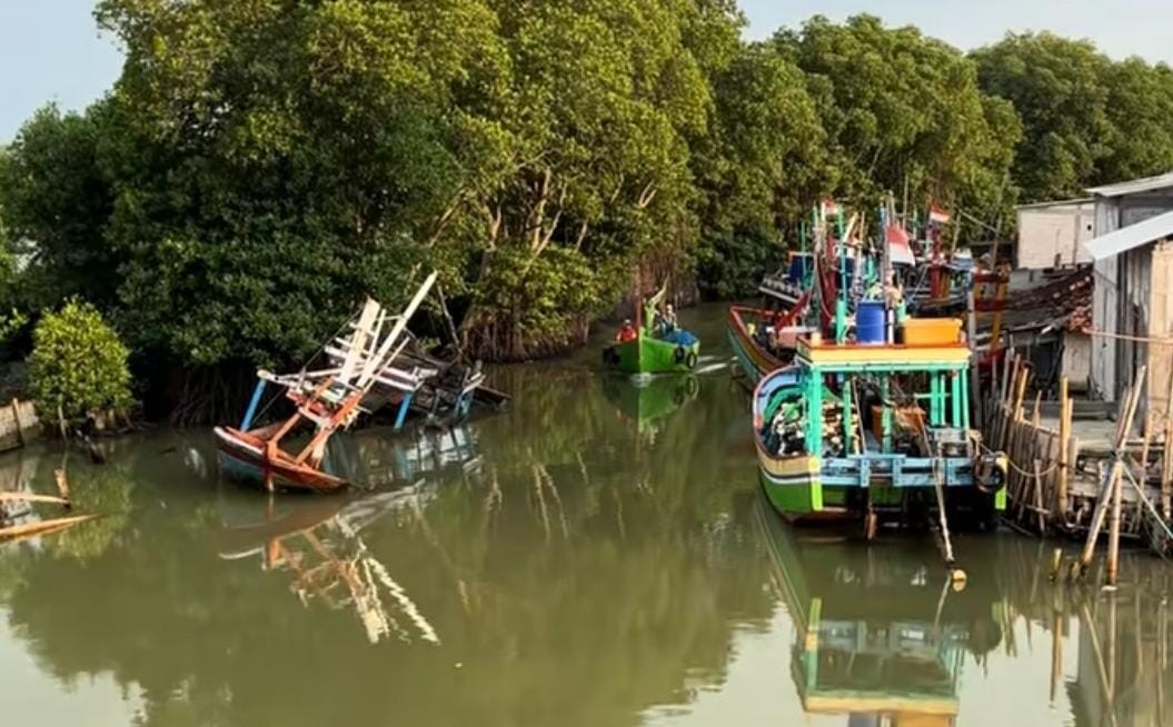 Suasana pagi hari ketika nelayan perahu kecil pulang dari meaut