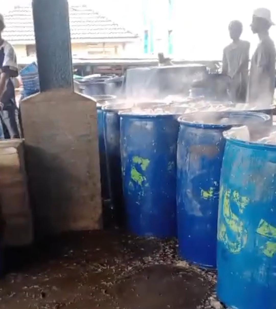 Menjaga kesegaran hasil ikan dilaut di kemas diblonk dengan es balok