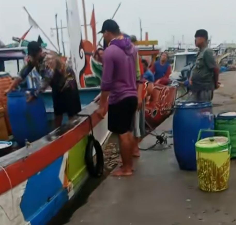 Suasana pagi hati ketika para nelayan merapat di pelabuhan