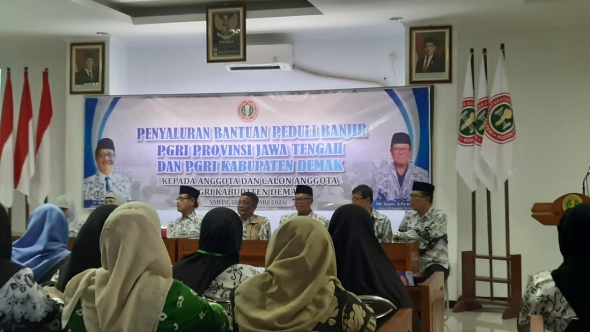 Pemberian santunan untuk guru yang rumahnya terkena banjir rop