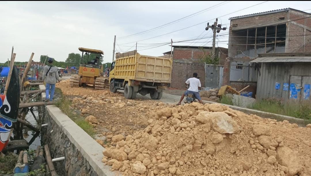 Penggurukan jalan raya untuk memperlancar kegiatan warga supaya lancar