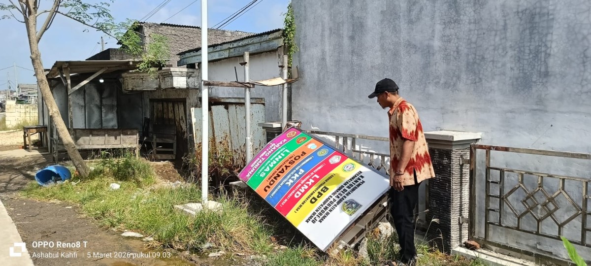 papan nama roboh karena besi sudah berkarat diterpa angin kencang disertai hujan