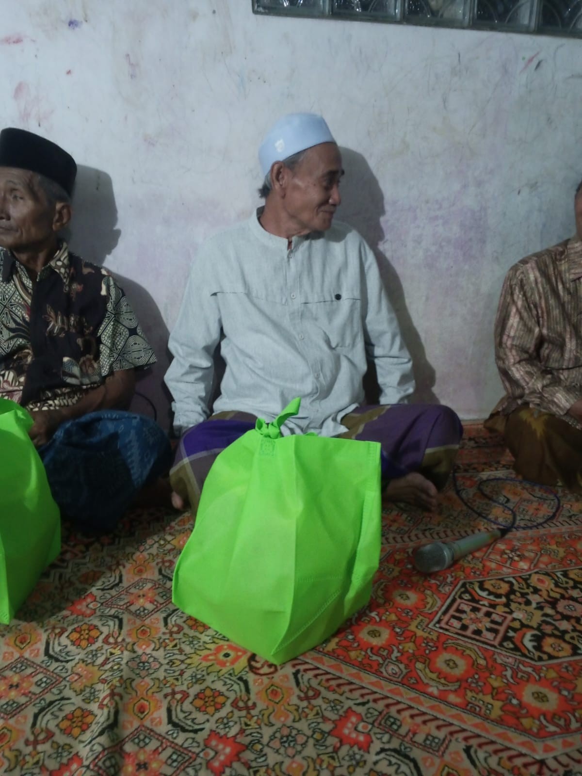 Do'a bersama dalam rangka tasyakuran keluarga tetangga