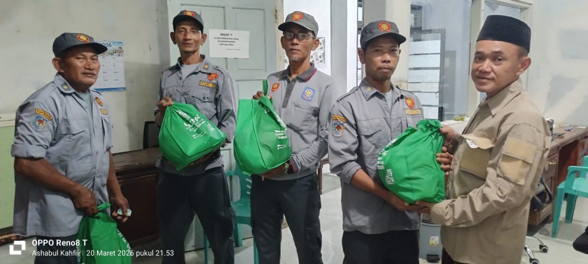 Pemberian bantuan sembako untuk anggota linmas