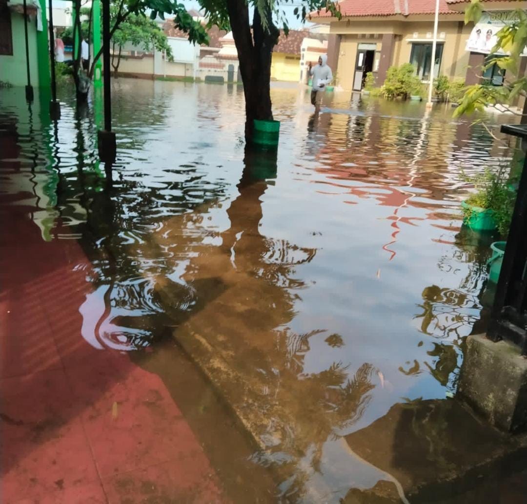Banjir yang menggenang halaman kantor kecamatan bonang